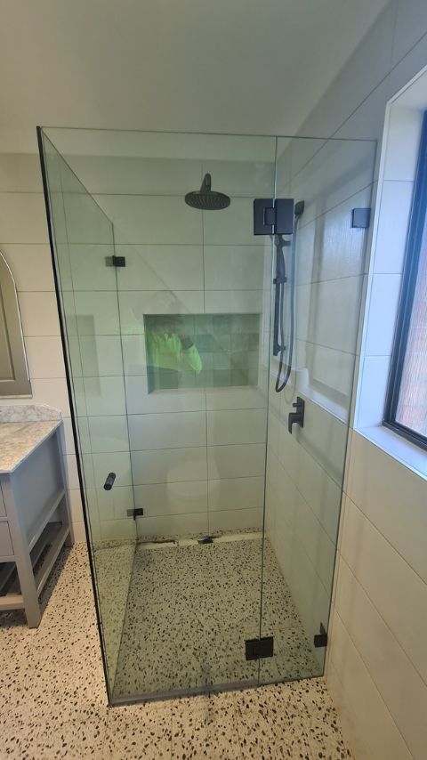 frameless-shower-screen-corner-shape