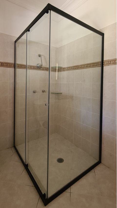 semi-framed-shower-screens-corner
