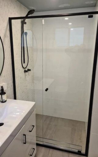 Wall-to-wall semi-frameless shower screen Sydney