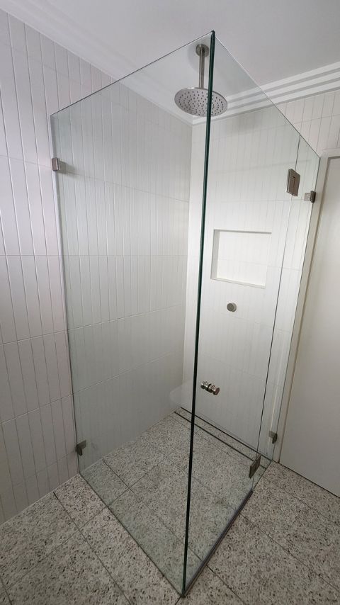 frameless-shower-screen-corner