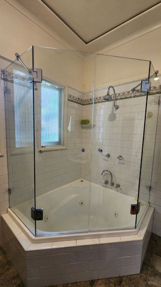 customisable-frameless-shower-screen