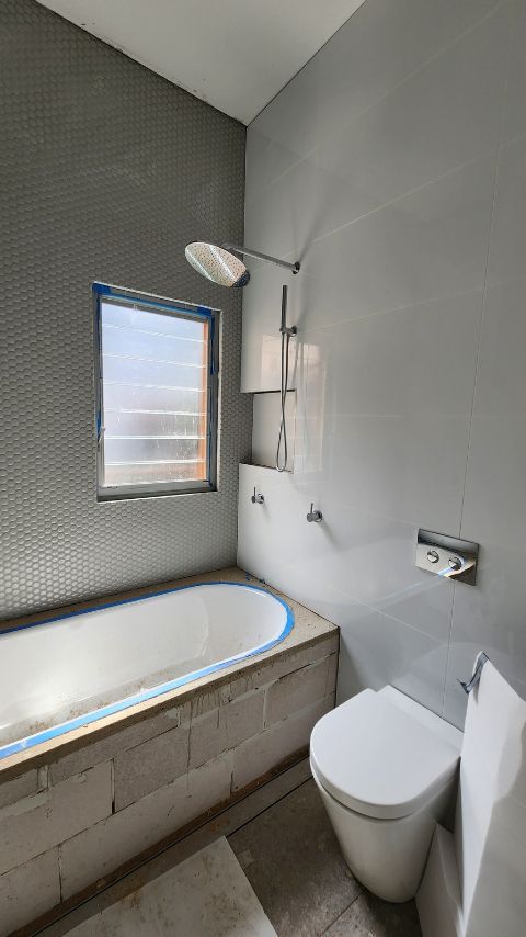 installation-of-a-bath-shower-panel