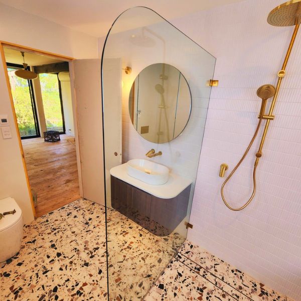 how-frameless-curved-shower-screens-enhance-bathroom-aesthetics