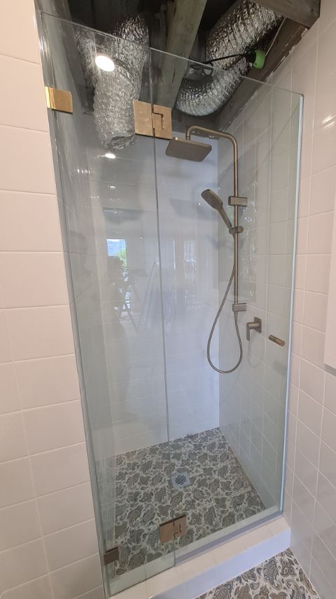 frameless-shower-door-wall-to-wall