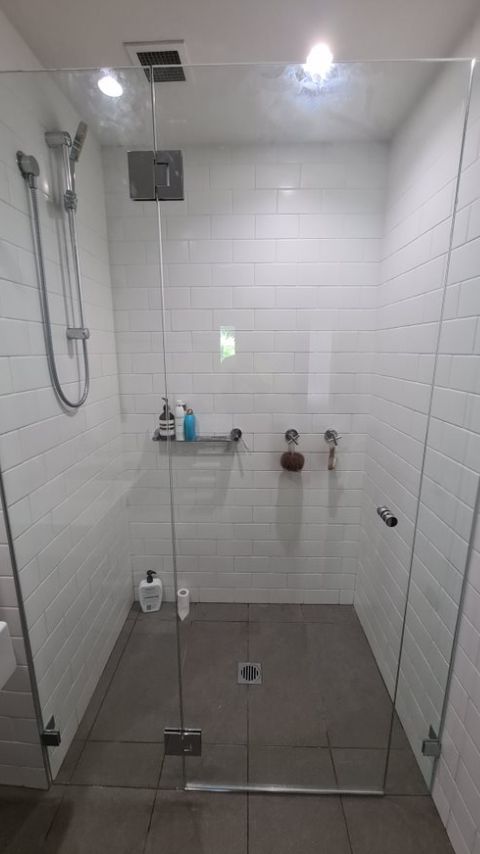frameless-shower-screen-wall-to-wall