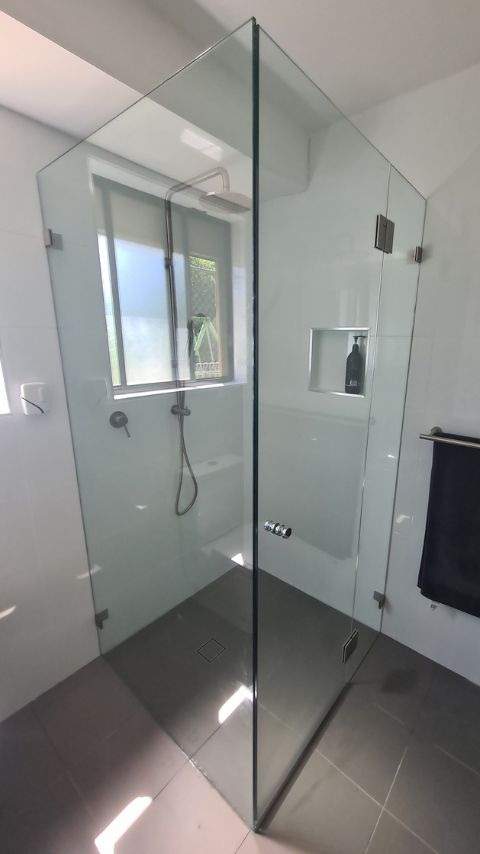frameless-shower-door-corner-shape
