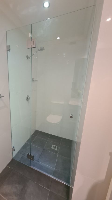 frameless-shower-door-wall-to-wall