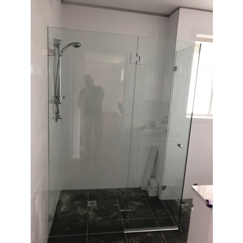 Corner-frameless-10mm-toughened-glass-return-to-a-half-wall