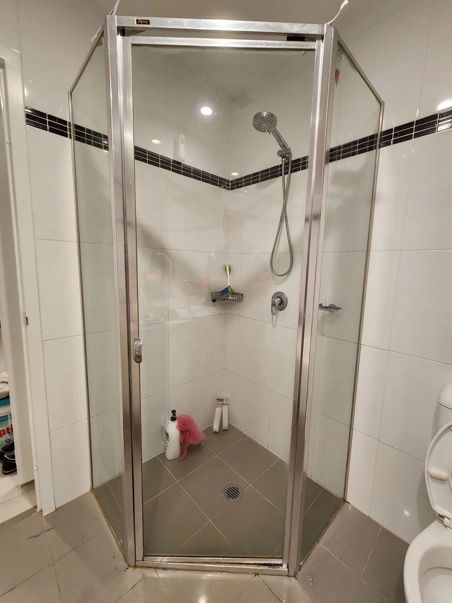 fully shower screen with chrome hardware installed in Mascot by Showerland