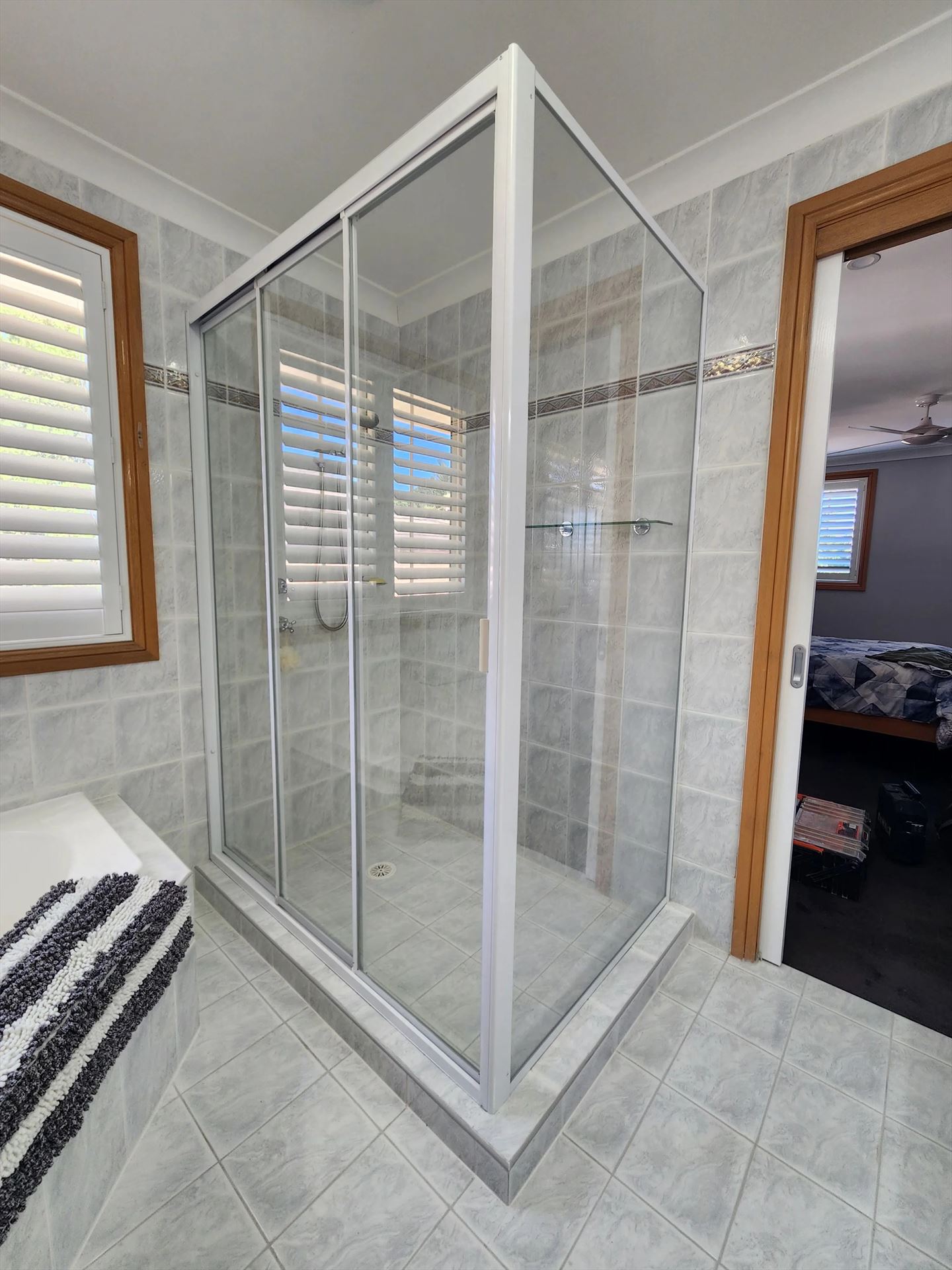 fully shower screen with white hardware installed in Glen Alpine by Showerland