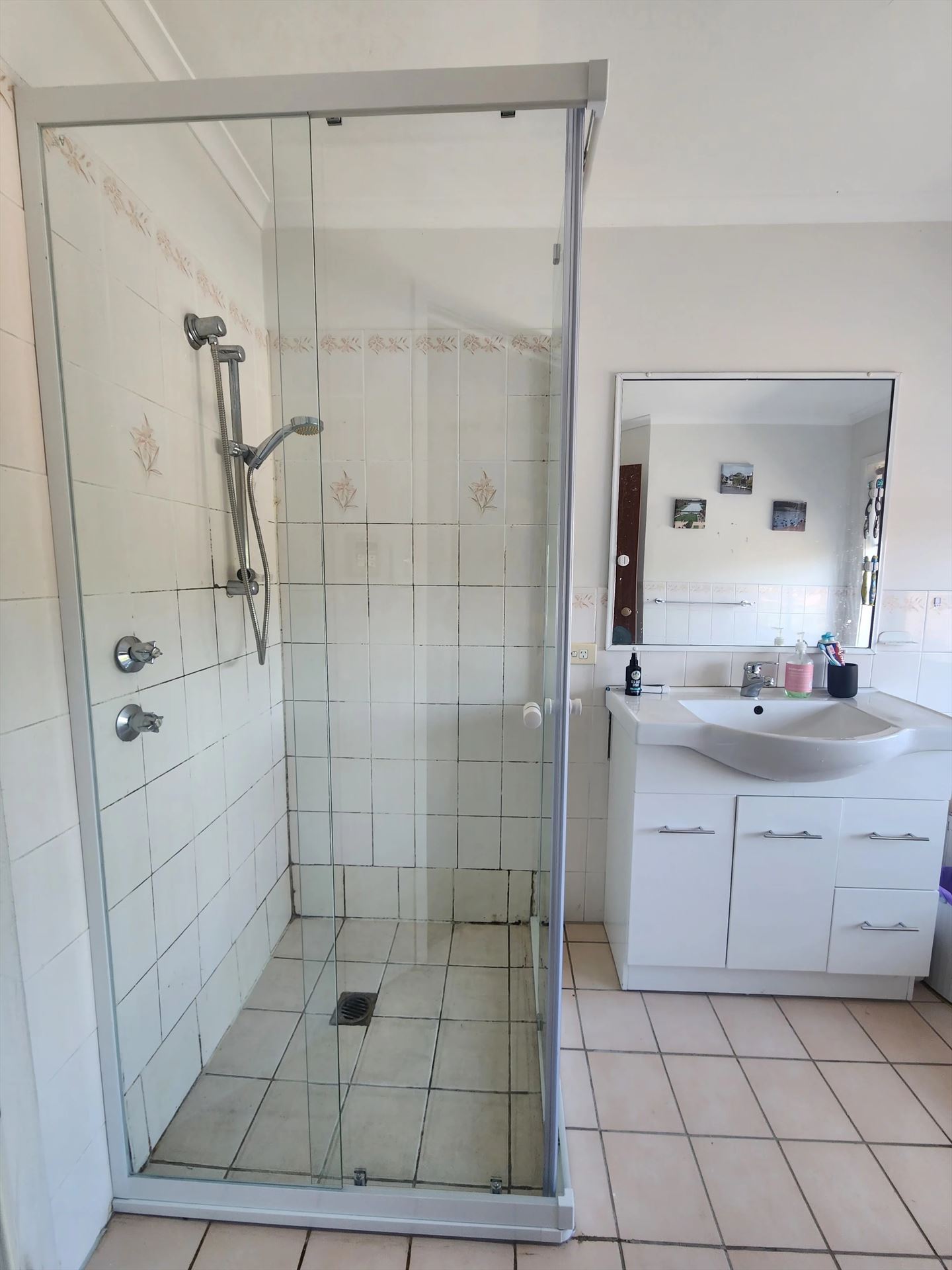 semi shower screen with white hardware installed in Acacia Gardens by Showerland