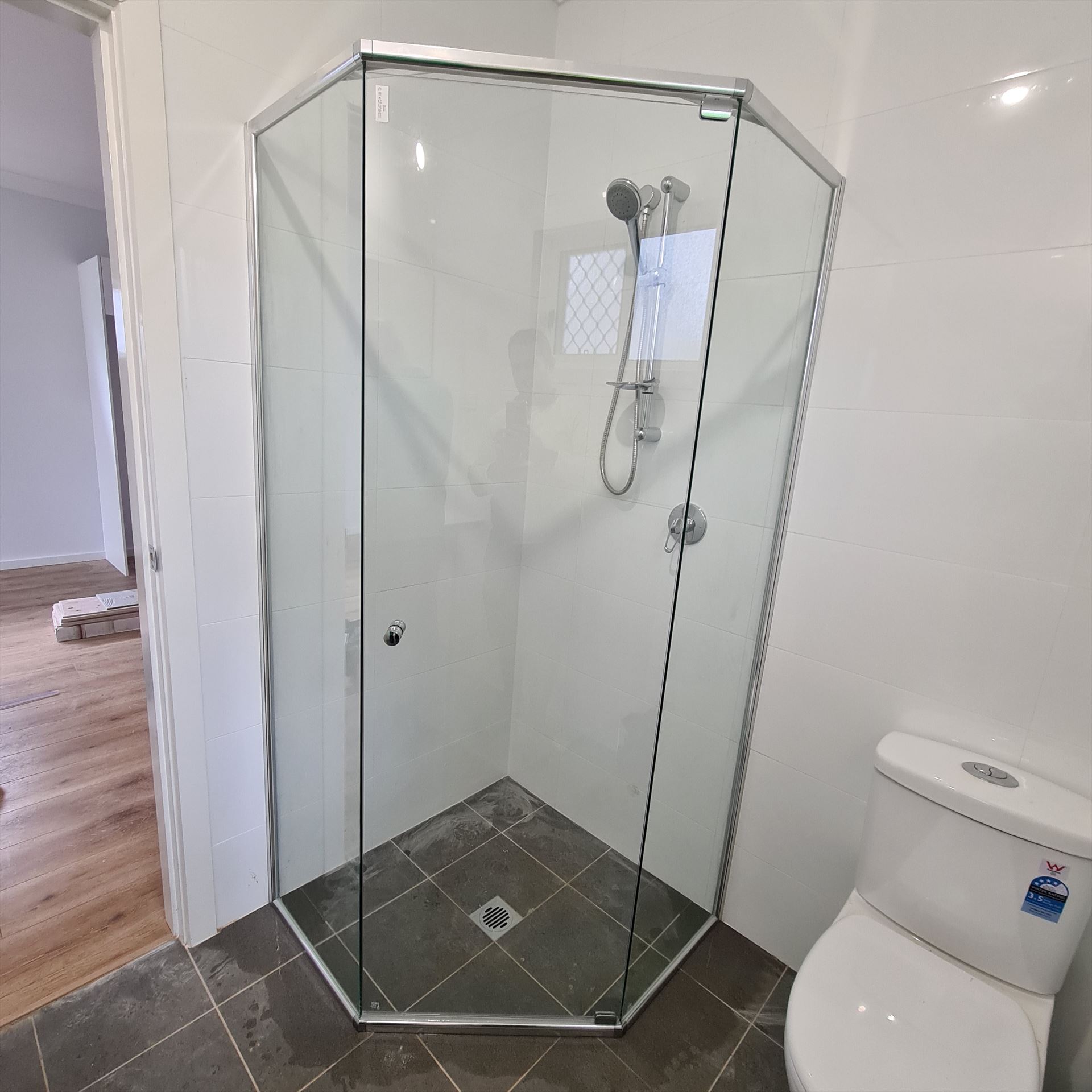 semi shower screen installed in Cambridge Park by Showerland