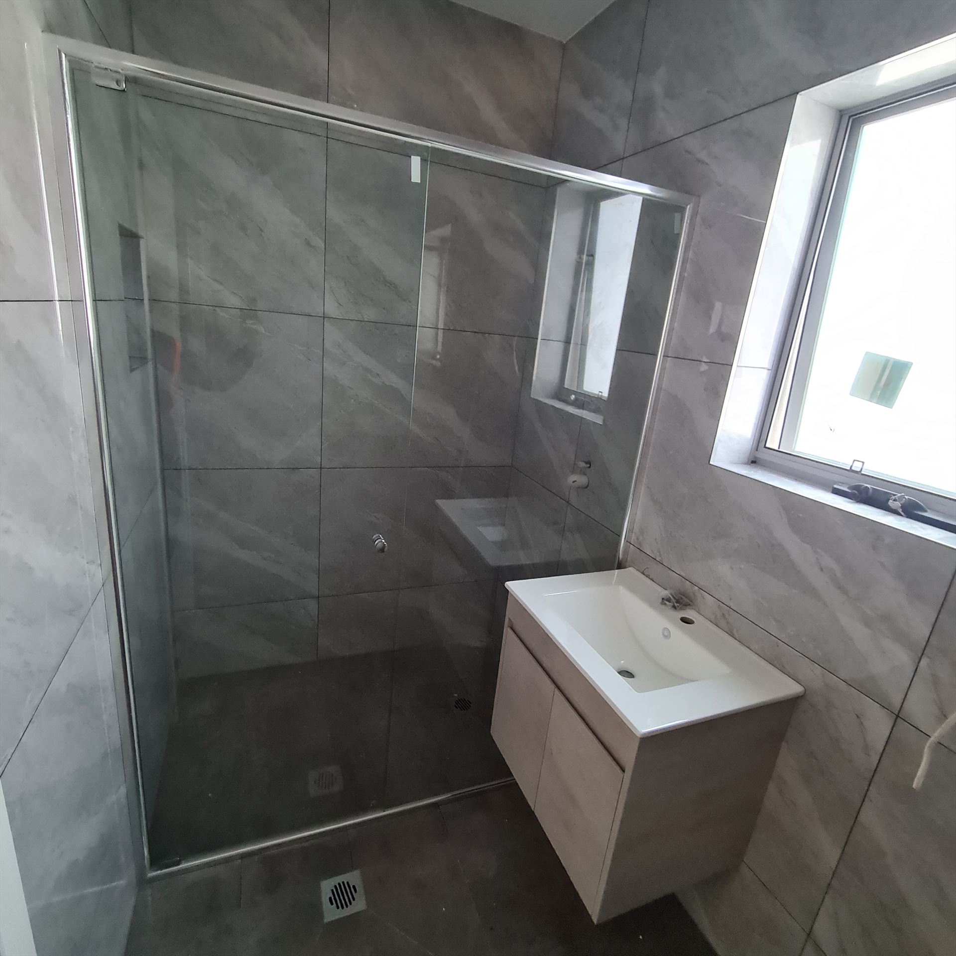 shower screen installed in Pendle Hill by Showerland