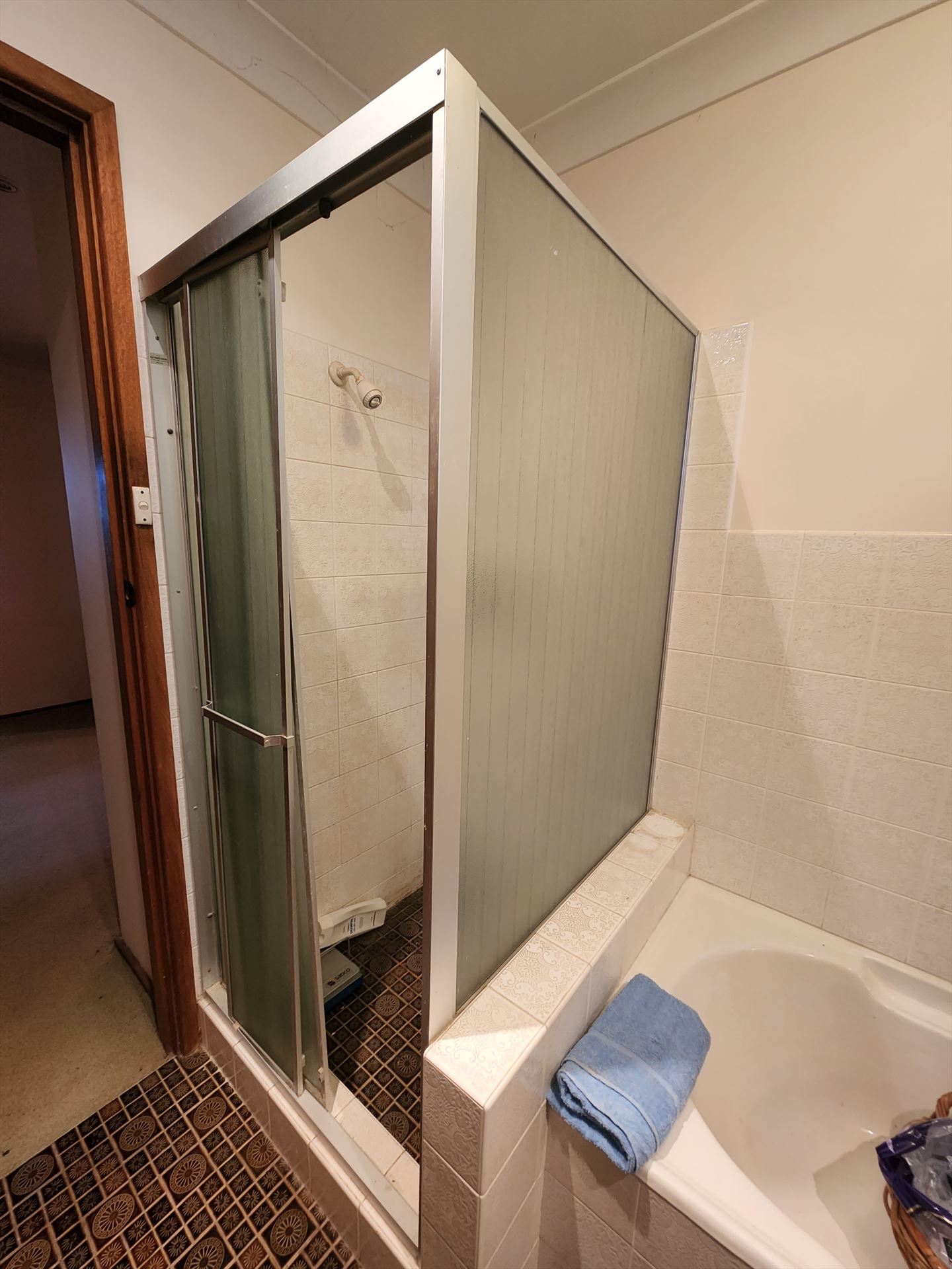 semi shower screen installed in Sylvania by Showerland