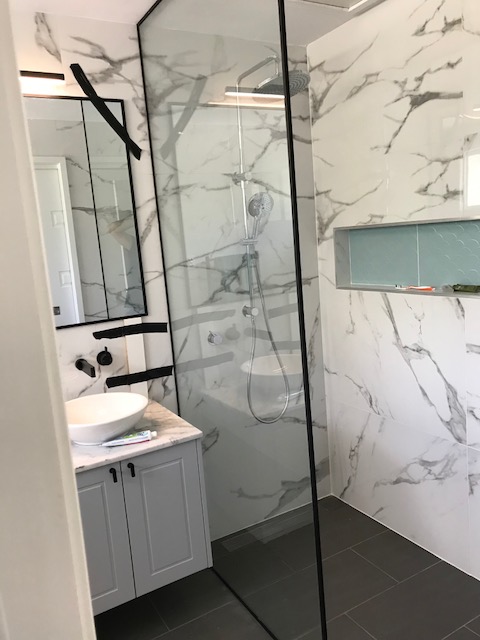 A Fix Panel glass shower enclosure