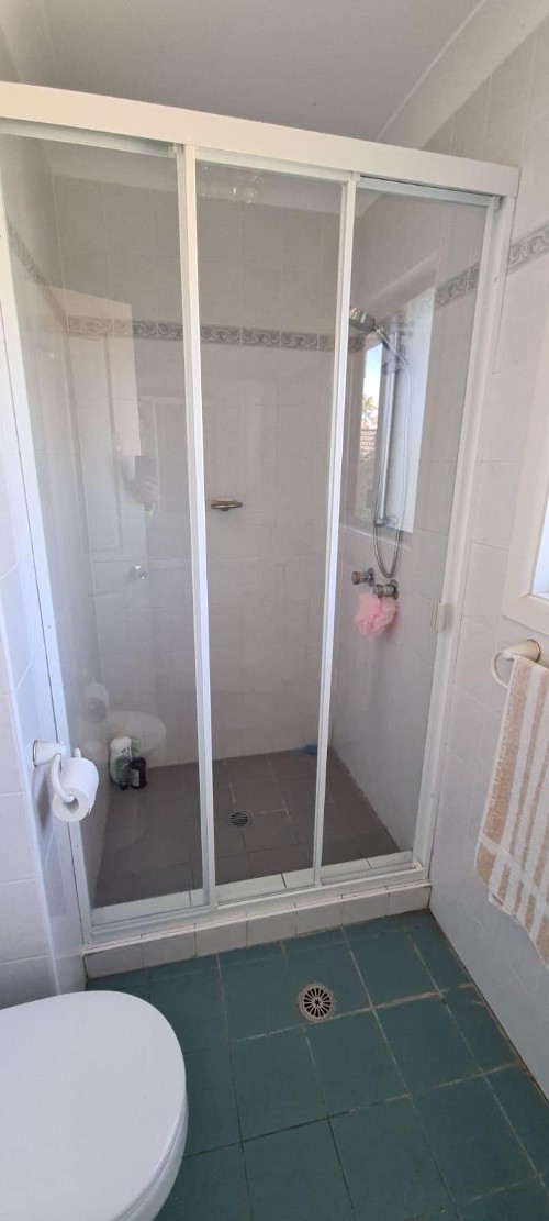 Fully-Frame-wall-to-wall-white