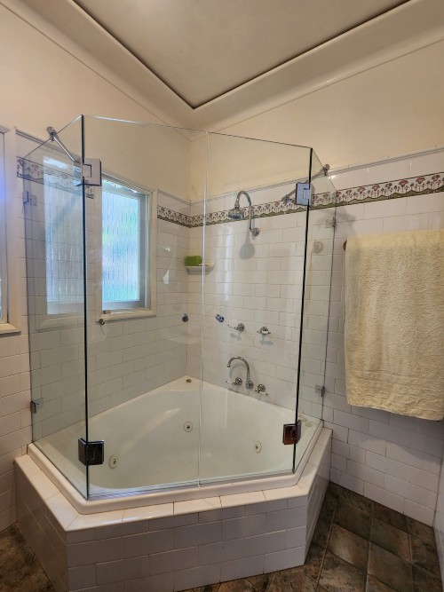 frameless-over-bath-diamond-shape