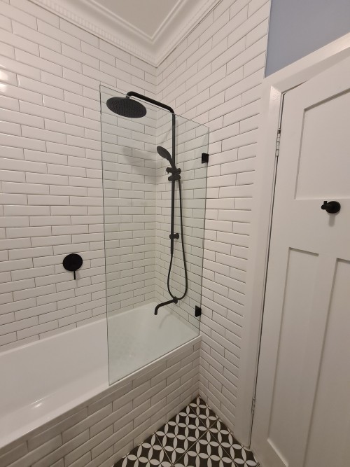 frameless-over-bath-fixed-panel-black