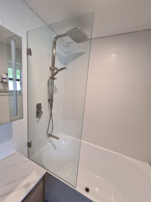 frameless-over-bath-fixed-panel