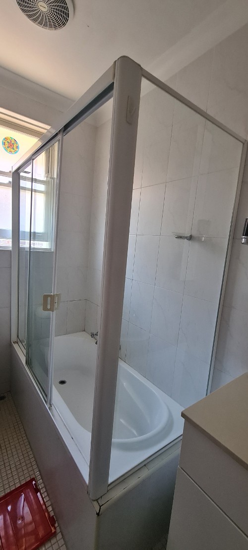 fully-framed-over-bath-shower-screens-white