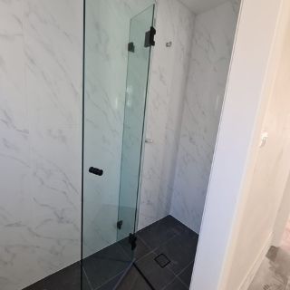 wall-to-wall-frameless-shower-screen