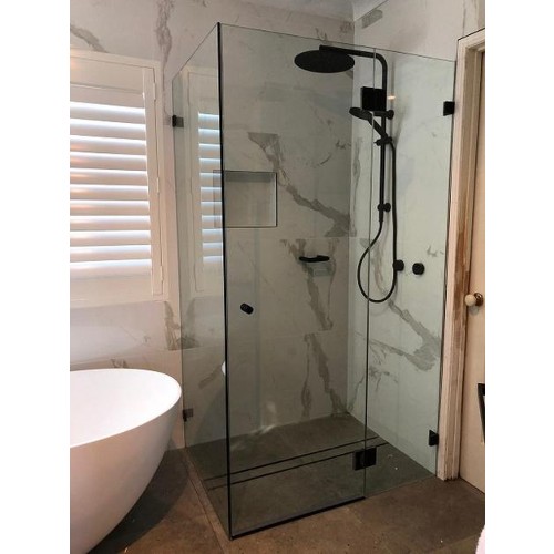 Corner-frameless-10mm-toughened-glass-Matt-Black-fittings