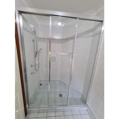 fully-framed-adjustable-wall-to-wall-shower-screen
